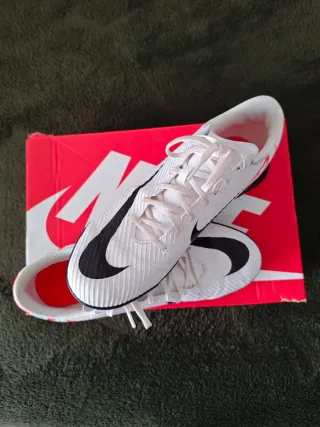 Zapatillas Nike multitaco blancas y rojas