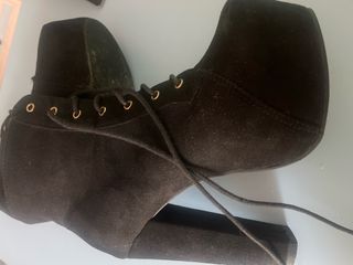 Botines negros con cordones y tacón