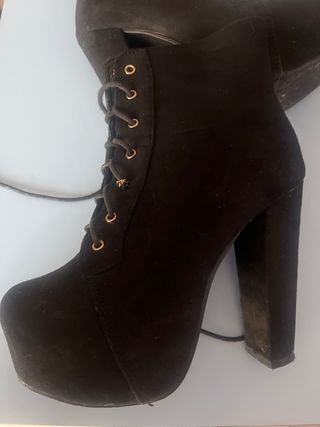 Botines negros con cordones y tacón