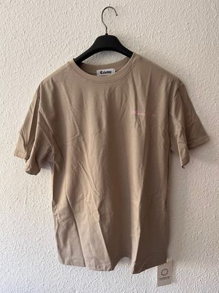 Camiseta beige con logotipo atractivo