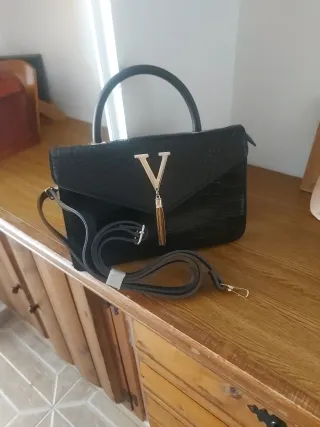 Bolso negro con detalle V y fleco