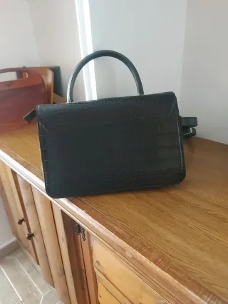 Bolso negro con detalle V y fleco