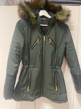 Abrigo verde con capucha de pelo