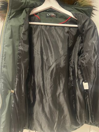 Abrigo verde con capucha de pelo