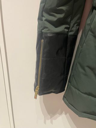 Abrigo verde con capucha de pelo