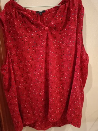 Blusa Kiabi sin mangas floral roja talla grande