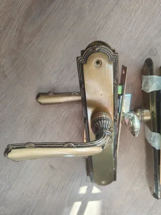 Manivelas de puerta doradas