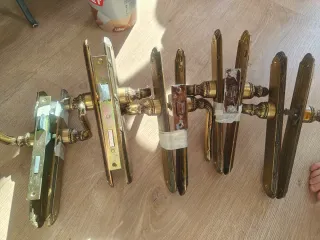 Manivelas de puerta doradas