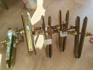 Manivelas de puerta doradas