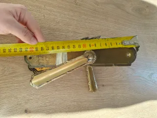 Manivelas de puerta doradas