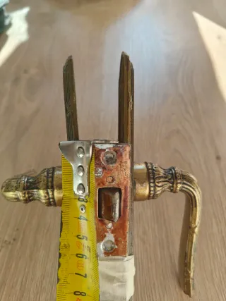 Manivelas de puerta doradas