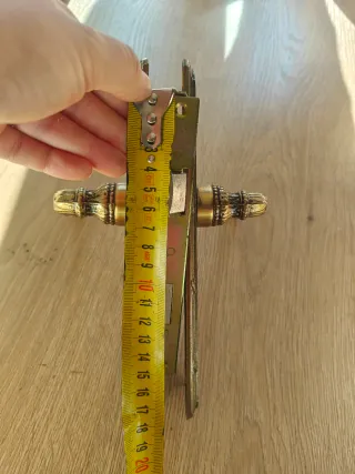 Manivelas de puerta doradas