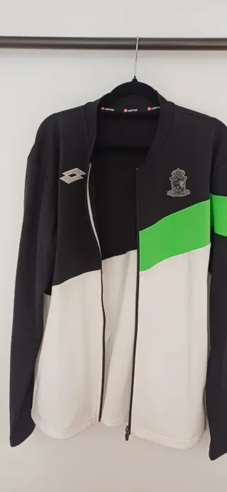 Casaca deportiva Lotto negra, verde y blanca