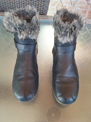 Botas negras piel sintética talla 39