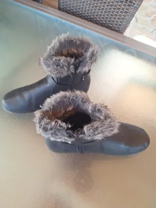 Botas negras piel sintética talla 39