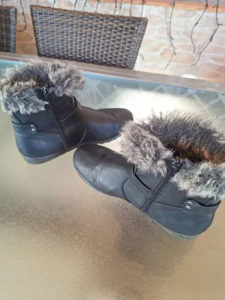 Botas negras piel sintética talla 39