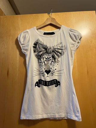 Camiseta Zara con hombros abullonados y estampado