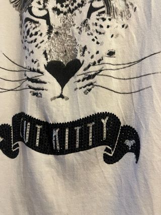 Camiseta Zara con hombros abullonados y estampado