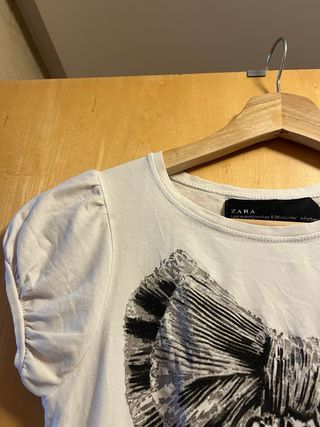 Camiseta Zara con hombros abullonados y estampado