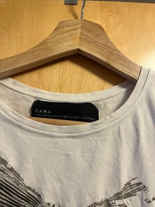 Camiseta Zara con hombros abullonados y estampado