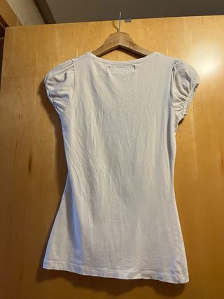 Camiseta Zara con hombros abullonados y estampado