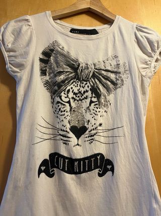 Camiseta Zara con hombros abullonados y estampado