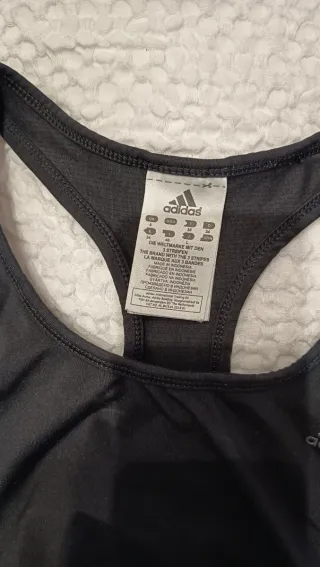 Top deportivo Adidas negro