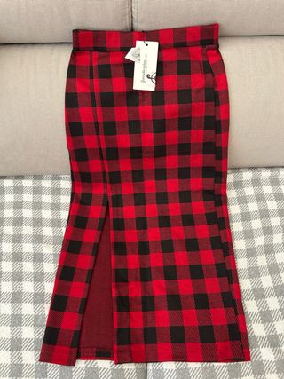 Falda Stradivarius cuadros rojo y negro