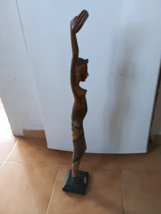 Figura de madera artesanal mujer