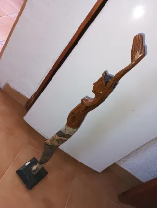 Figura de madera artesanal mujer
