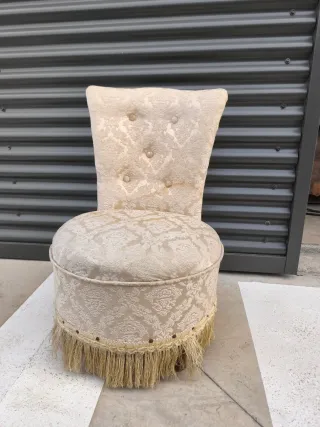 Preciosa descalzadora antigua tapizada