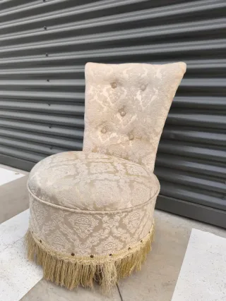 Preciosa descalzadora antigua tapizada