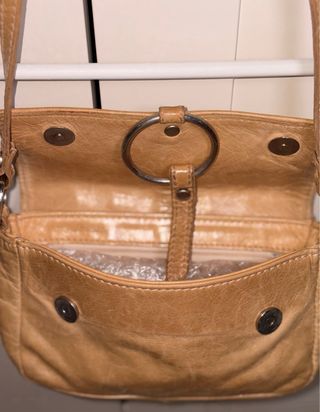 Bolso de piel color mostaza, Materiaprima