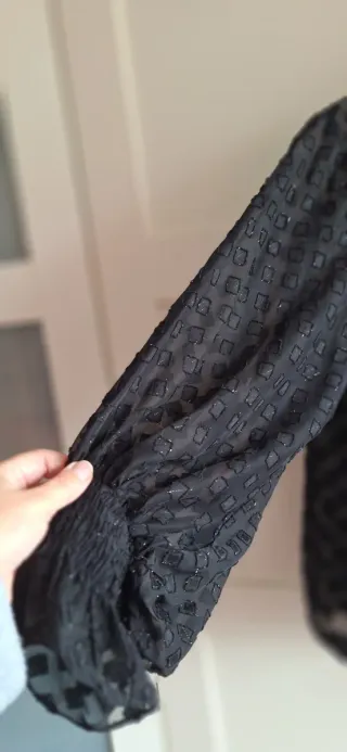 Blusa negra con brillo