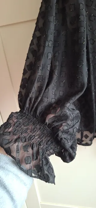 Blusa negra con brillo