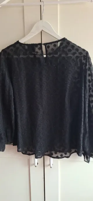 Blusa negra con brillo
