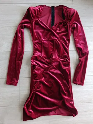 Vestido de terciopelo rojo ajustado