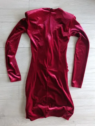 Vestido de terciopelo rojo ajustado