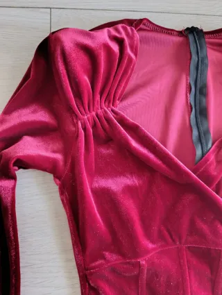 Vestido de terciopelo rojo ajustado