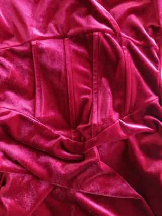 Vestido de terciopelo rojo ajustado