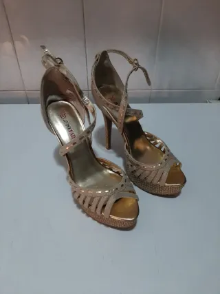 Zapatos de tacón dorados para fiesta