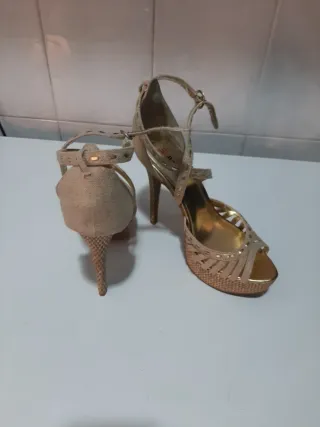 Zapatos de tacón dorados para fiesta