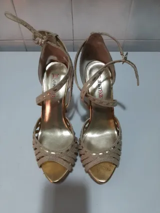 Zapatos de tacón dorados para fiesta