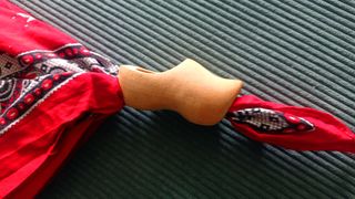 pañuelo rojo con zueco traído de Países Bajos