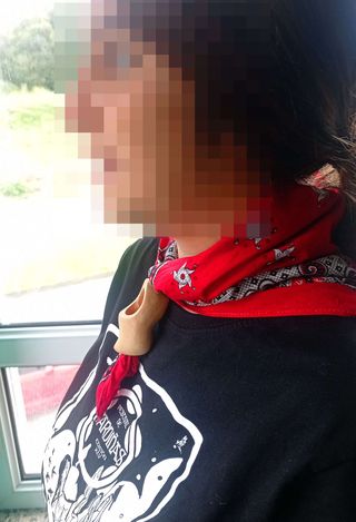 pañuelo rojo con zueco traído de Países Bajos