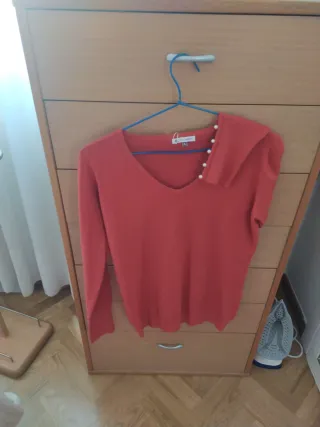 Jersey cuello pico perlas en puños.