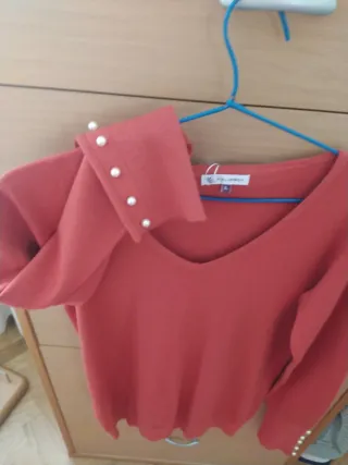 Jersey cuello pico perlas en puños.