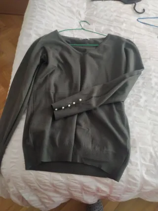 Jersey cuello pico perlas en puños.