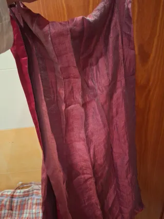 Traje de ceremonia granate que hace aguas.