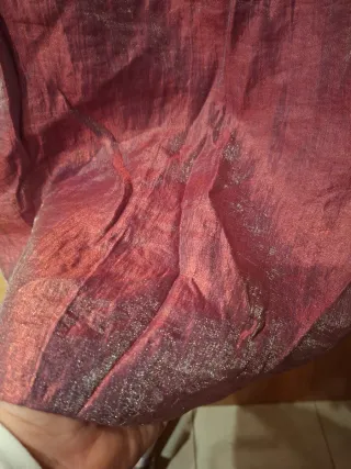 Traje de ceremonia granate que hace aguas.